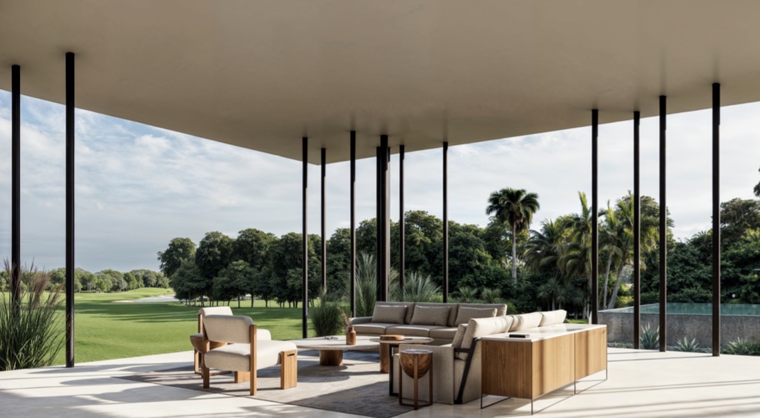 Terraza exterior cubierta con vista al golf