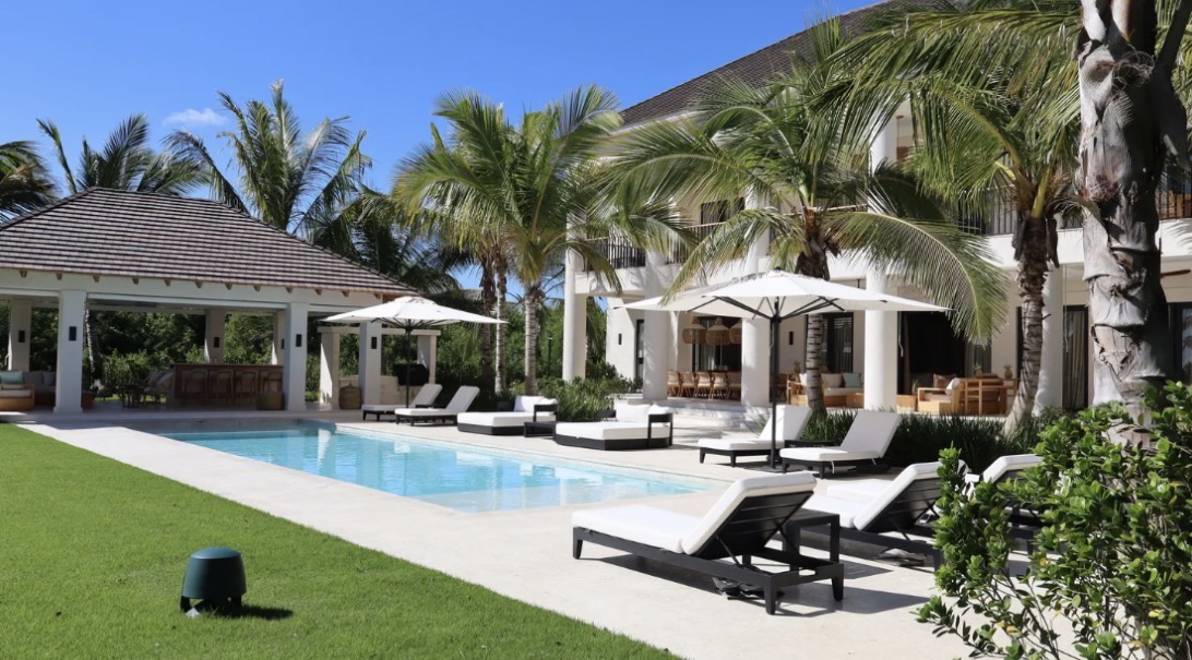 Piscina con tumbonas y gazebo