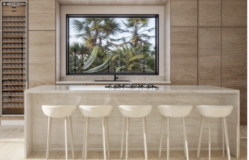 Isla de cocina en mármol con vista tropical