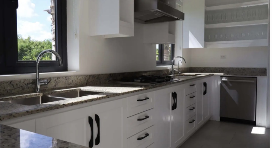 Cocina con isla y electrodomésticos